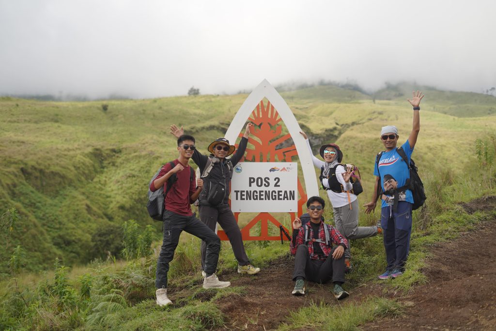 “Savanna trail on Sembalun route to Rinjani”